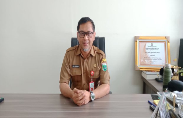 Foto: Kepala Dinas Lingkungan Hidup Kota Batu, Dian Fachroni, S.E, saat diwawancarai awak media