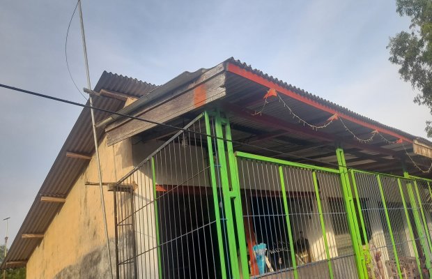 Foto: Kabel Telekomunikasi yang  Melintang di Atap Ruko Warga