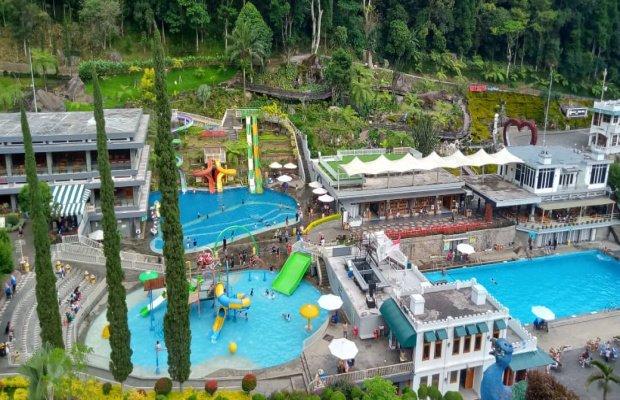 Foto: Keindan Taman Rekreasi Selecta diambil dari Wahana Bianglala
