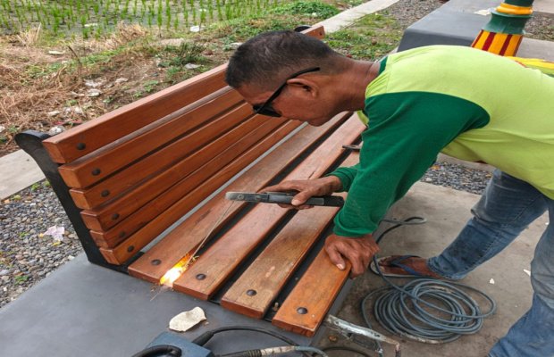 Foto: Petugas Perkim Langsung Mengambil Langkah Cepat Hilangnya Kursi Taman