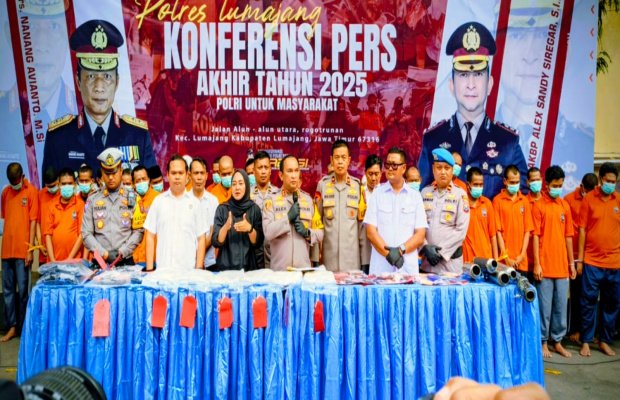 Foto: Konferensi Pers di halaman Mapolres Lumajang, dipimpin Kapolres Lumajang, AKBP Alex Sandy Siregar, S.H, S.I.K, M.H.