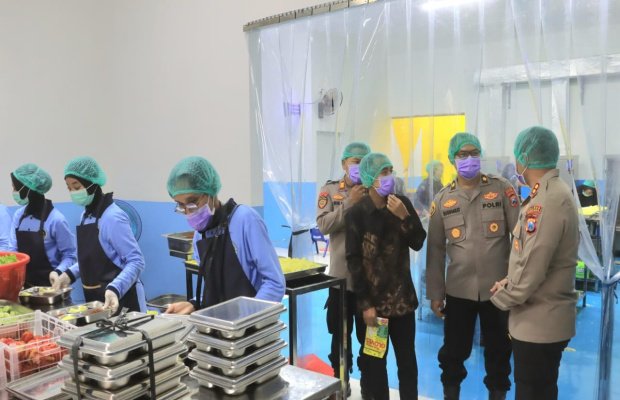 Foto: Kapolres Probolinggo AKBP M. Wahyudin Latif saat Melakukan Pengecekan Pendistribusian SPPG Maron