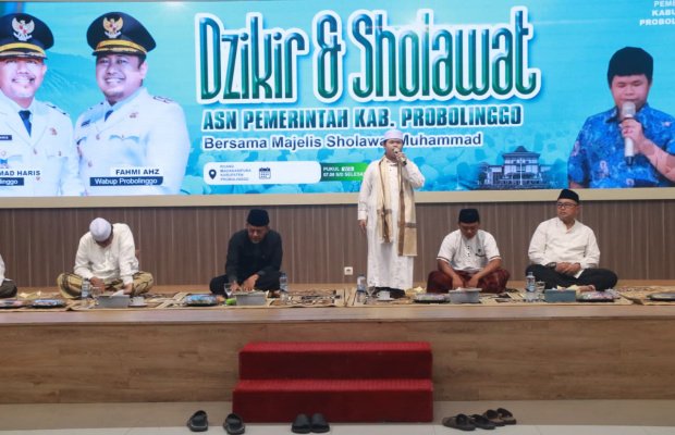 Foto: Gus Haris Bupati Probolinggo Saat Menghadiri Dzikir dan Sholawat di Auditorium Madakaripura