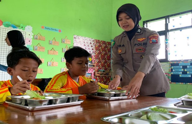 Foto: Anggota Polres Probolinggo saat Kawal Pendistribusian MBG