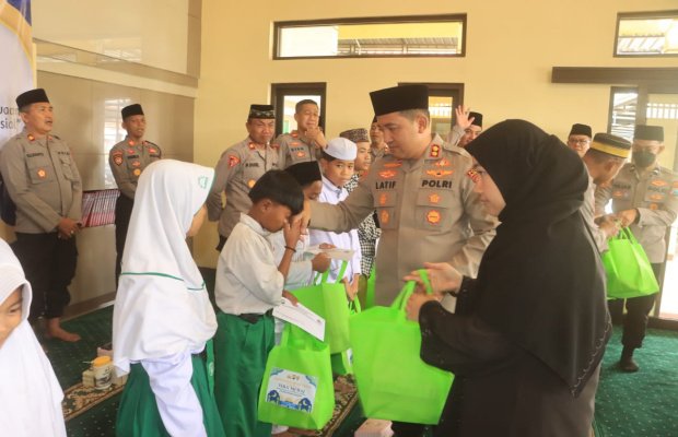 Foto: AKBP M. Wahyudin Kapolres Probolinggo Latif Santuni Anak Yatim