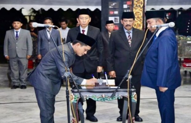Foto: Bupati Sumenep Achmad Fauzi Wongsojudo saat melantik Komisioner KI Sumenep. 