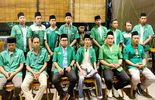 Foto : Hamid (duduk memegang kertas memaparkan ungkapan pada media)