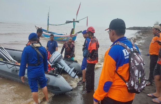 Foto: Petugas Polairud Polres Probolinggo Melakukan Pencarian