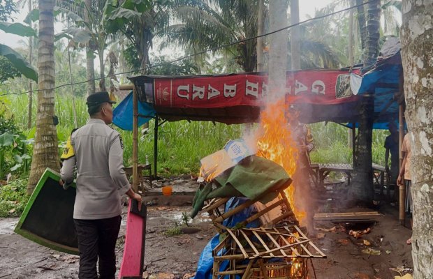Foto : Pembubaran arena judi sabung ayam di Ranuyoso