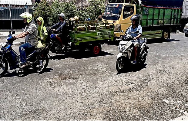 Foto : Kondisi ruas jalan Nasional Lumajang - Turen di Kecamatan Sukodono Lumajang
