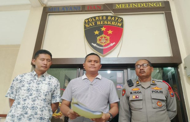 Foto: Kasatreskrim Polres Batu, IPTU Joko Suprianto didampingi Kasi Humas Polres Batu IPTU M. Huda Rohman 