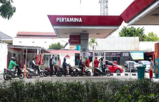 Foto: Antrian Panjang Pembeli di Sejumlah SPBU di Kabupaten Probolinggo, Jawa Timur