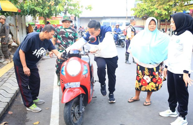 Foto: dr. Aminuddin Wali Kota Probolinggo Bersama Wawali Pimpin Kerja Bakti Masal