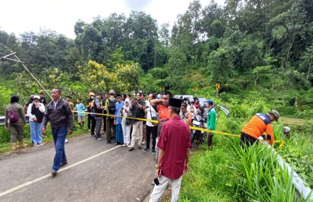 Foto: Budi Utomo Camat Lumbang Bersama Forkopimka Pasang Police Line