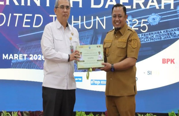 Foto: Fahmi AHZ Wakil. Bupati Probolinggo Meyerahkan  LPKD Ke Kantor LPPK RI Perwakilan Jawa Timur
