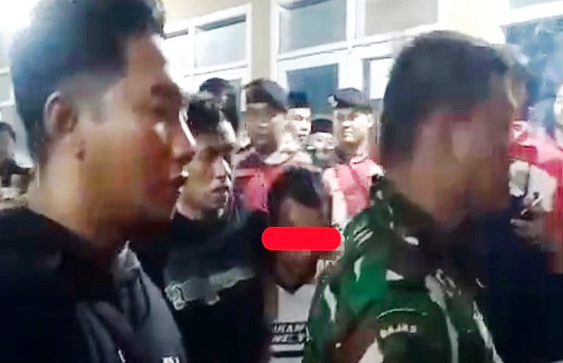 Foto : Insial S saat digelandang ke mobil patroli Polsek Padang dari Balai Desa Kedawung