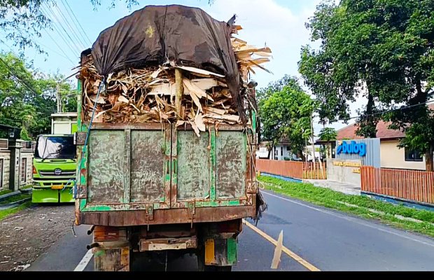 Foto : Kendaraan truck melintas, didokumentasi tim Memoonline Lumajang, Sabtu (4/4/2026).