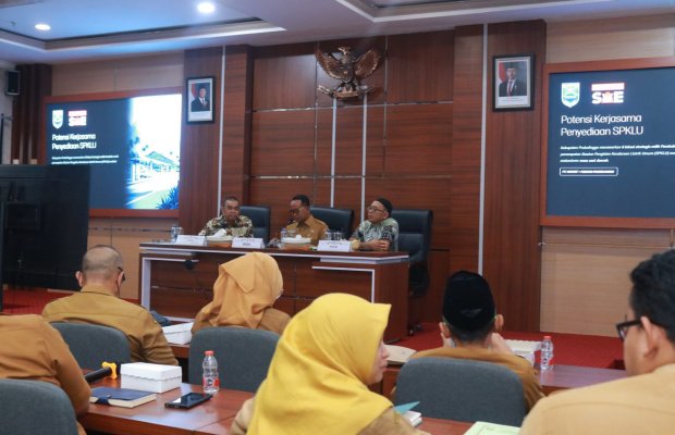 Foto: Ugas Irwanto Sekda Kabupaten Probolinggo Bersama OPD Menerima Investor Kendaraan Listrik