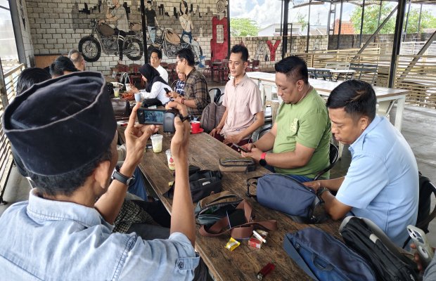 Foto: Owner Makayasa Halalbihalal bersama Insan Pers di Ayoka Cafe Rabu 8 April 2026