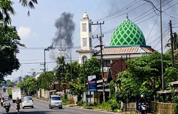 Foto: Penampakan asap hitam di wilayah Kecamatan Kedungjajang ‎