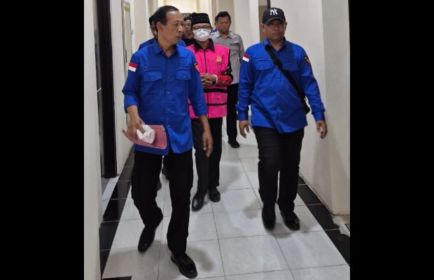 Foto: Penahanan Kades Pragaan Daya oleh Kejari Sumenep 
