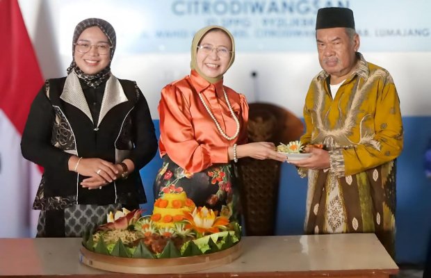 Foto : Bupati Lumajang memberikan potongan tumpeng tanda peresmian