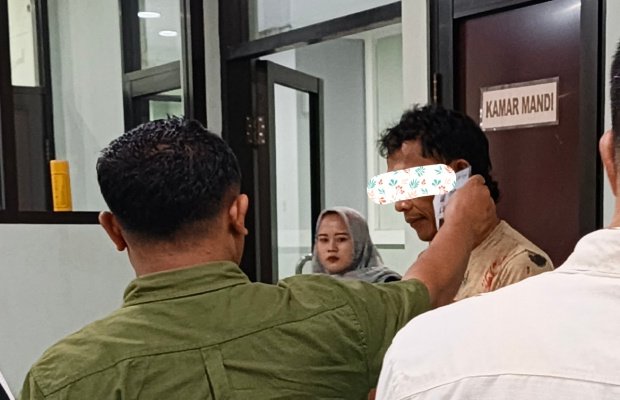 Foto : Pria yang dinyatakan positif narkoba usai diperiksa/tes urine
