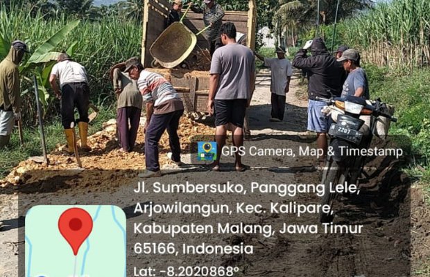 Foto: Warga tampak gotong royong menguruk jalan yang berlobang