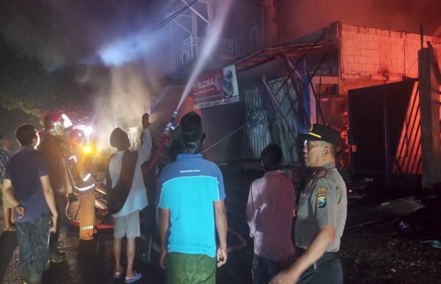 Foto: Petugas dan Pemadam serta masyarakat berjibaku memadamkan api 