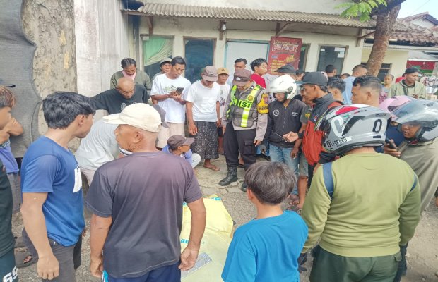 Foto: Pengendara motor tewas ditempat dengan kondisi ditutupi kain.