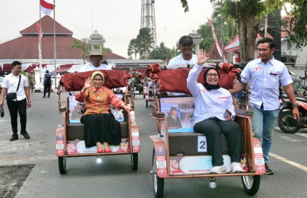 Foto : Bupati Lumajang Indah Amerawati (kanan)