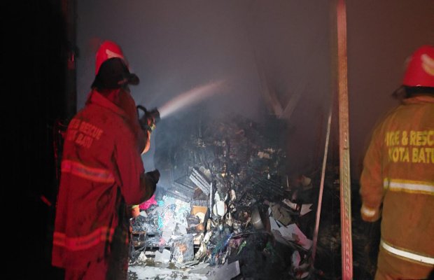 Foto:Tim Damkarat Kota Batu saat menyinakkan kobaran api di Pabrik Desa Pendem