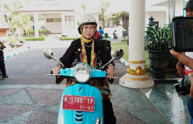 Foto : Bupati Lumajang mengendarai motor saat berdinas