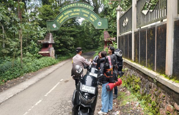 Foto : Polisi memberikan imbauan pada wisatawan yang melintas masuk perbatasan