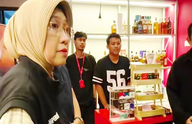 Foto : Bupati Lumajang sata melakukan sidak di satu titik usaha minuman keras