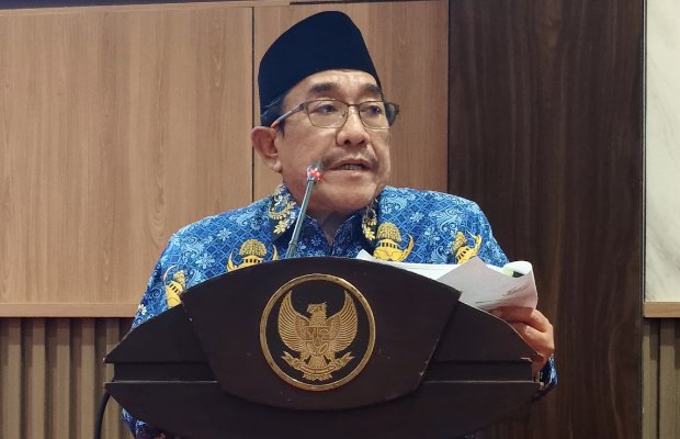 Foto: Wakil Bupati Sumenep KH Imam Hasyim, SH, MH Saat Membacakan Nota Penjelasan Bupati Sumenep di Rapat Paripurna DPRD Sumenep 