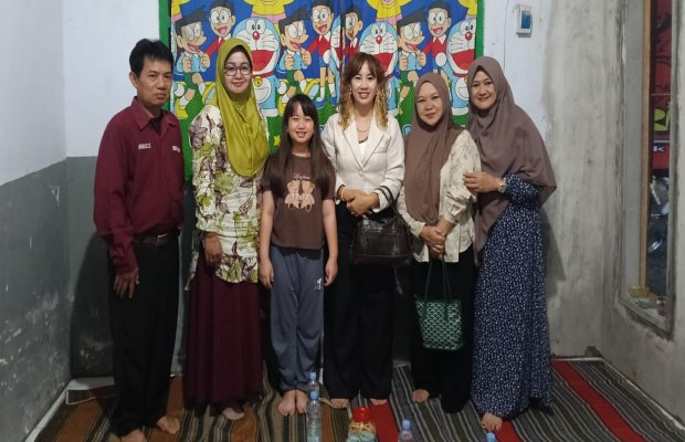 Foto : Foto bersama usai bertakziah
