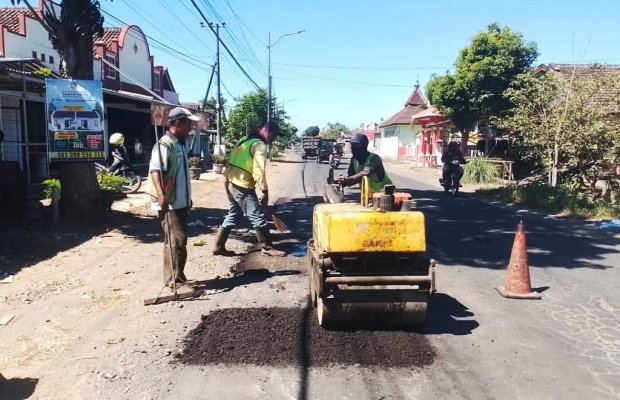 Foto : Aktivitas perbaikan ruas jalan kabupaten