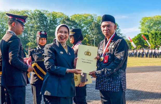 Foto: Bupati Lumajang memberikan apresiasi sinergi