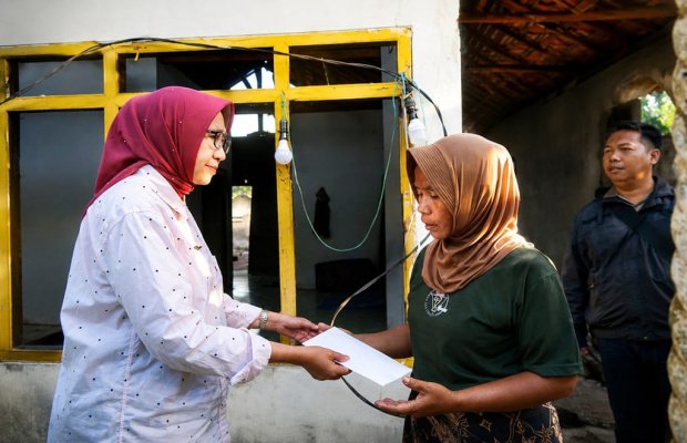 Foto : Bupati Lumajang memberikan bantuan