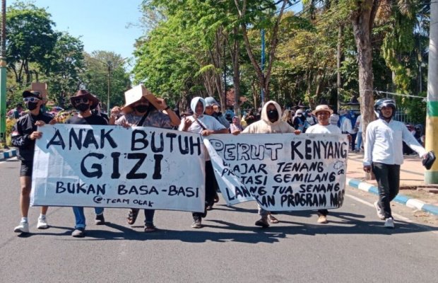 Foto: Ribuan relawan Satuan Pelayanan Pemenuhan Gizi (SPPG) menggelar unjuk rasa di depan Kantor Pemkab Pamekasan, Kamis (2/7/2026).
