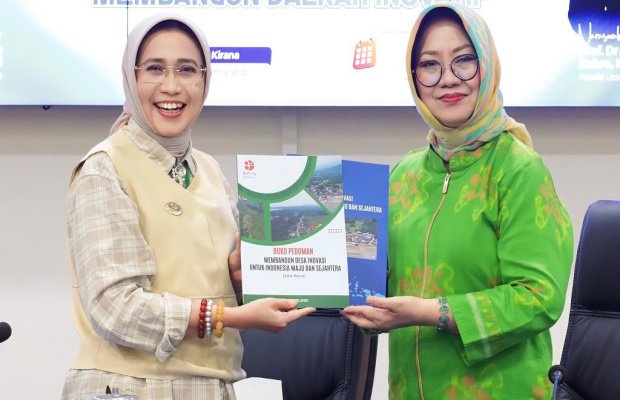 Foto : Bupati Lumajang menerima tanda penghargaan