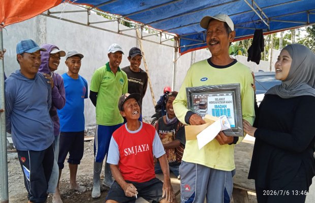 Foto: Della putri ketiga dari putri kades Tahe bersama pekerjaan kuli bangunan.