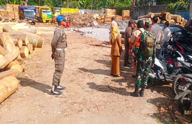 Foto: suasana saat petugas mendatangi lokasi CV. Surya Agro Mandiri