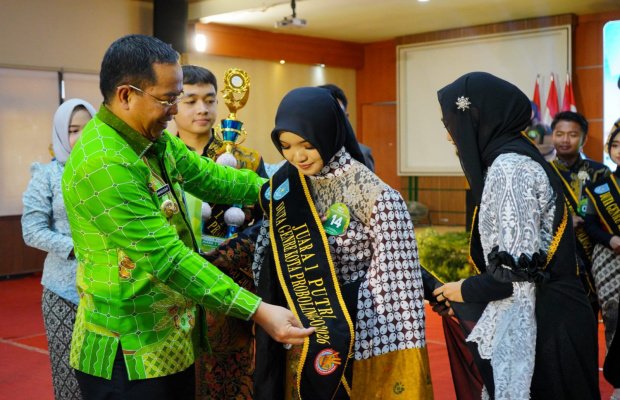 Foto: dr. Aminuddin Walikota Probolinggo Menyematkan Selempang Pemenang