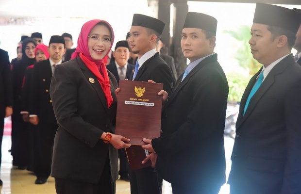 Foto : Bupati berikan SK