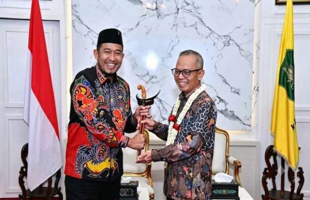 Foto: Bupati Sumenep, Achmad Fauzi Wongsojudo SH, MH, Saat Memberikan Souvernir Keris Kepada Sekdaprof NTB Abul Chair Beberapa Waktu Lalu