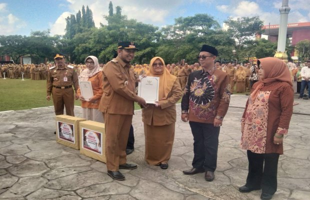 Foto: Bupati Sumenep, Achmad Fauzi Wonsojudo, Menyerahkan Sejumlah Piagam penghargaan di Harkopnas Ke-79