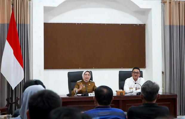 Foto : Bupati dan Wakil Bupati Lumajang memberikan penjelasan