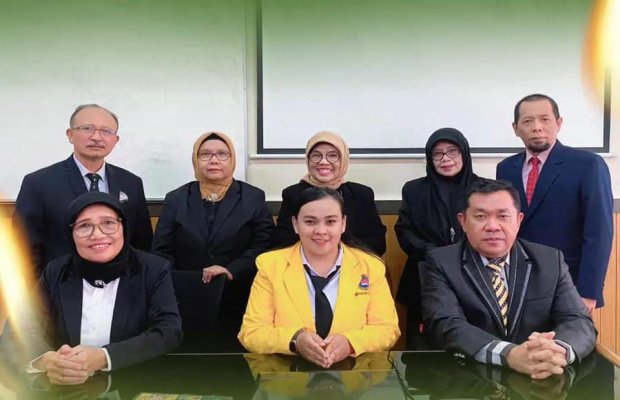 Foto: (Jaket Kuning) Dr. Dhenis Nurul Farida, A.Md, A.B, S.Ak, M.M